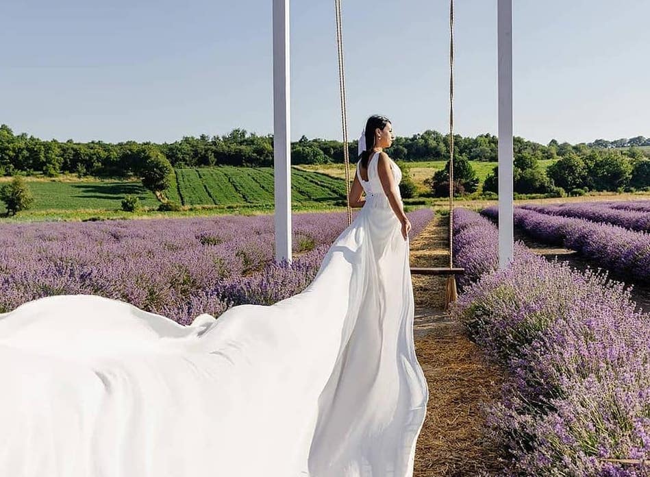 Лавандове поле в Остриці – локація для чудових весільних фото