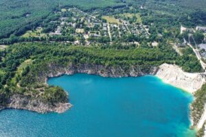 Дружбівський кар’єр: все про відпочинок на блакитному озері