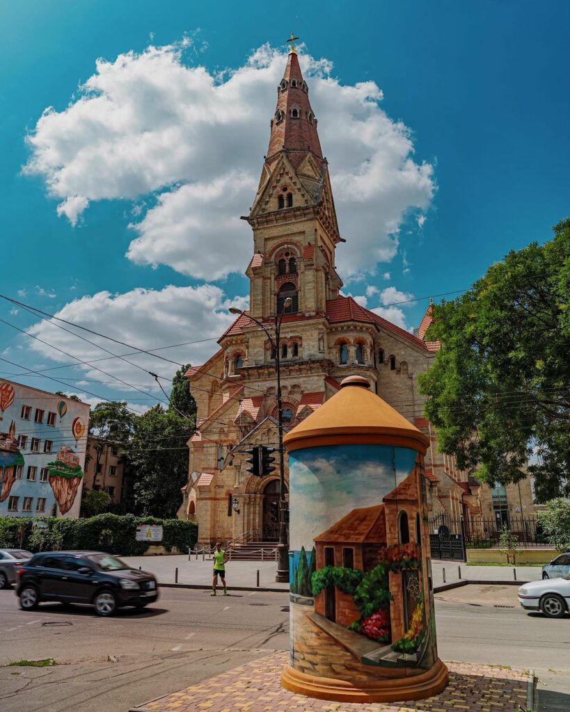 Одна з найбільш фотогенічних та колоритних локацій міста – лютеранська кірха святого Павла