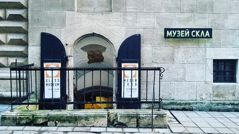 Сходити на екскурсію до музею скла у Львові
