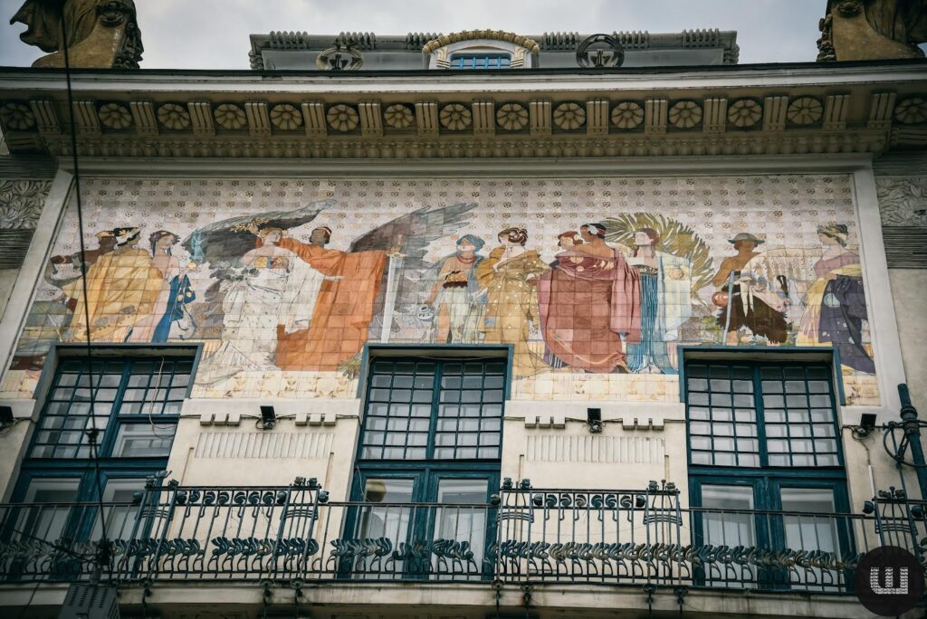 Мозаичное панно на фасаде Черновицкого областного художественного музея 