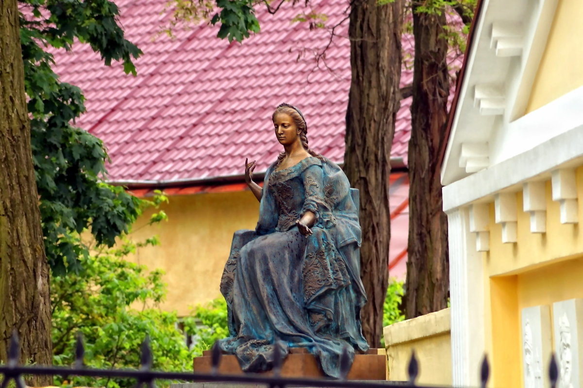 Памятник австрийской императрице Марии-Терезии в одноименном сквере