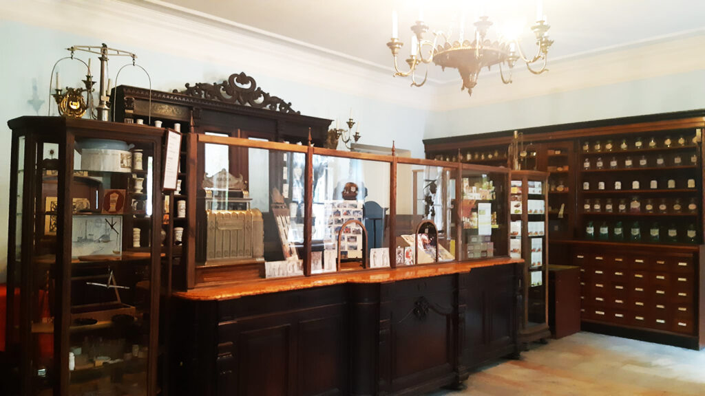 Основной зал аптеки-музея в Киеве на Подоле