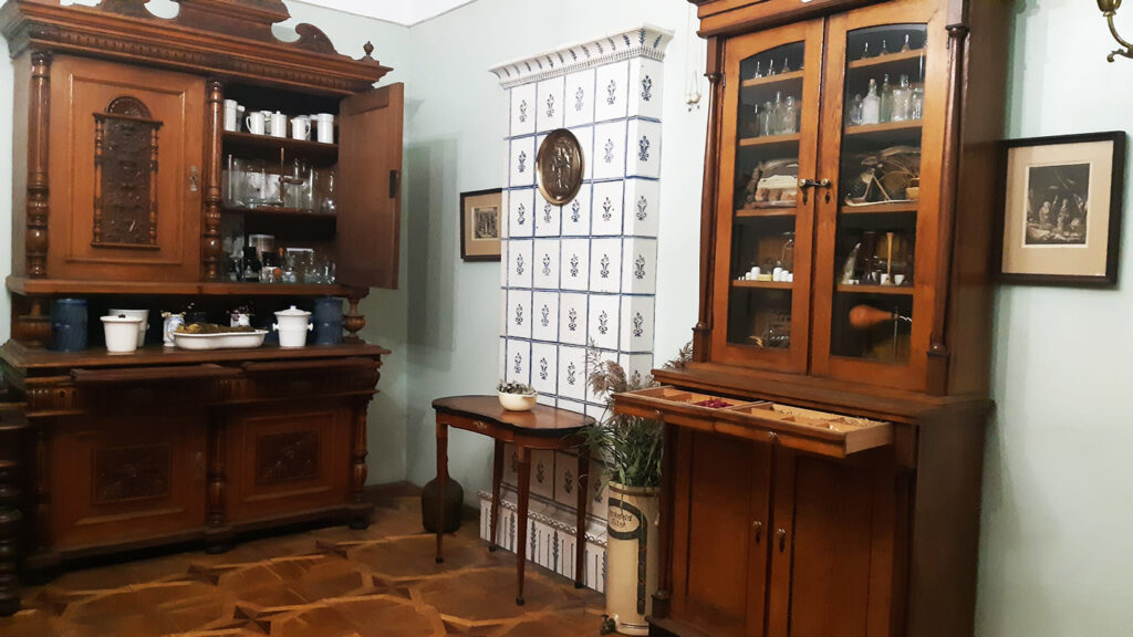 Интерьер аптеки-музея в Киеве