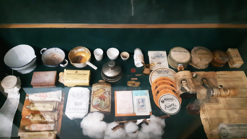 Исторические предметы в музее-аптеке в Киеве на Контрактовой