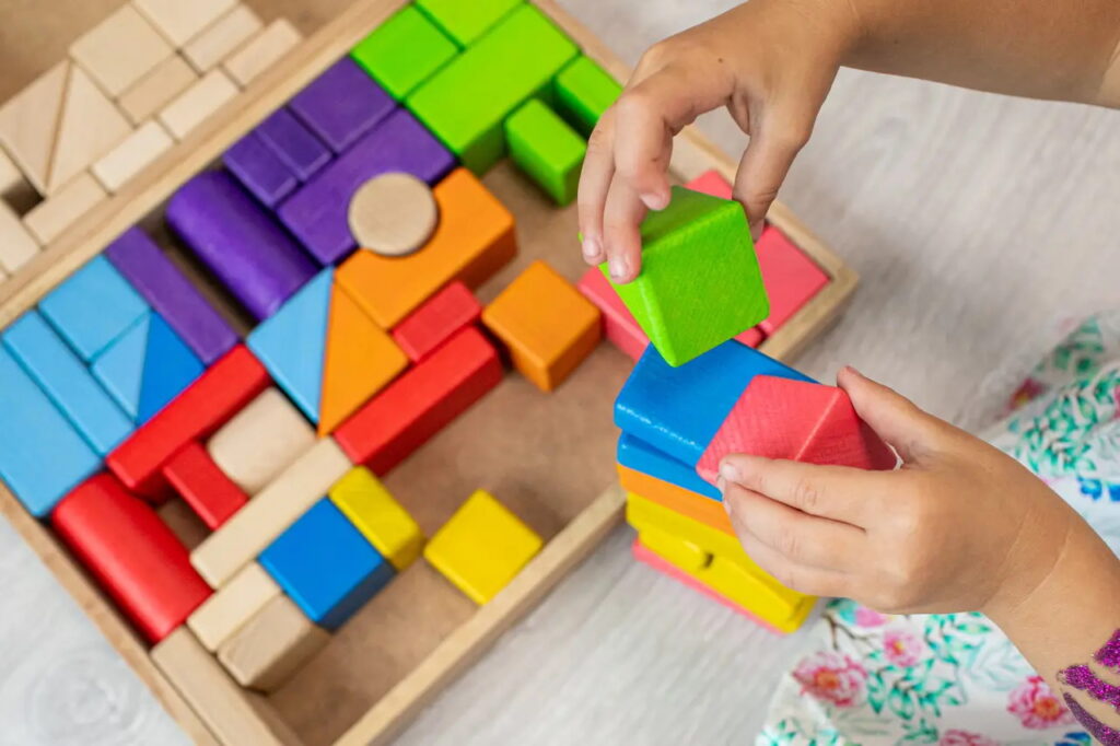 Дерев'яний конструктор із логічними блоками – гарний подарунок дитині