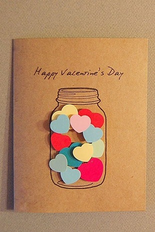 Проста листівка з крафтового паперу з аплікацією на День усіх закоханих