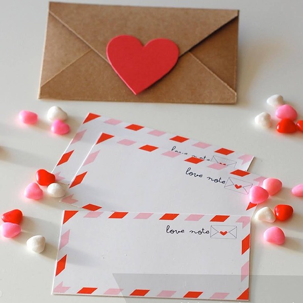Листівку на День святого Валентина можна помістити у крафтовий конверт, зроблений власноруч