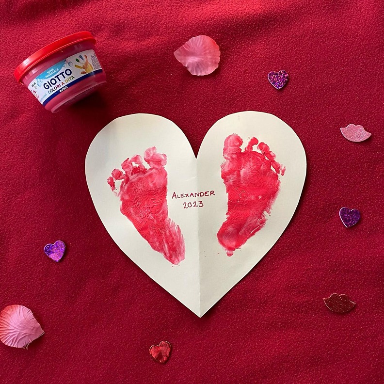 Мила та оригінальна валентинка для тих, хто нещодавно став батьками: замість тисячі слів – відбитки ніжок або ручок вашого малюка