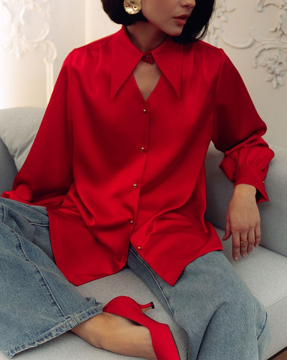 Модные луки 2024 – красная блуза и красные туфли-лодочки под джинсы