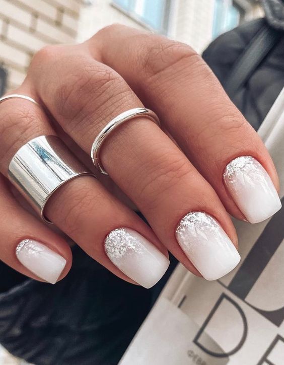 Простые дизайны ногтей – белый с серебряными блестками
