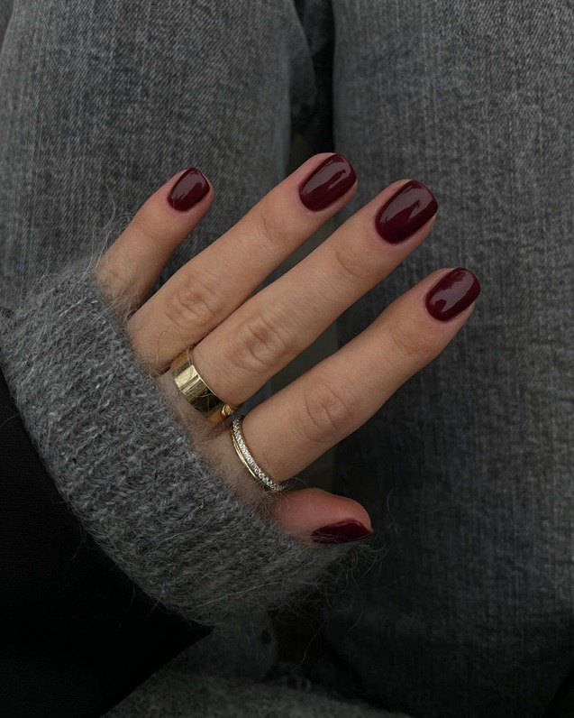 Темно-бордовое покрытие на короткие ногти