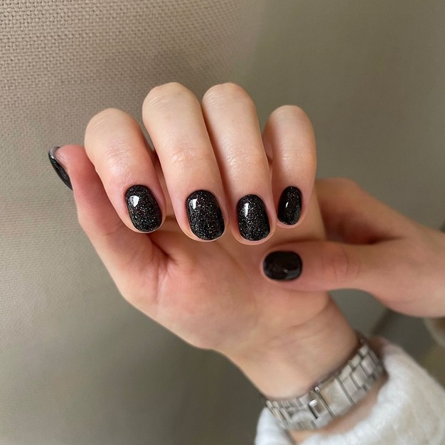 Короткі нігті в чорному кольорі з шиммером
