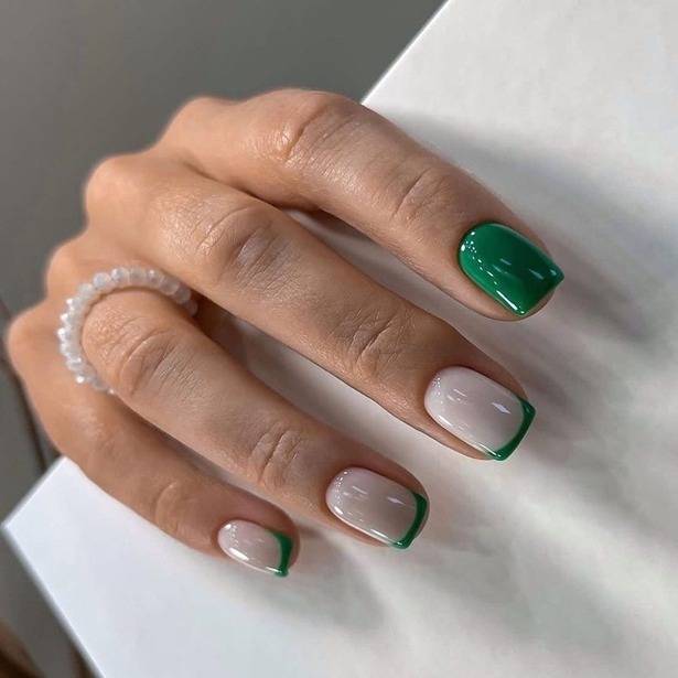Цветной френч на короткие ногти с зелеными кончиками
