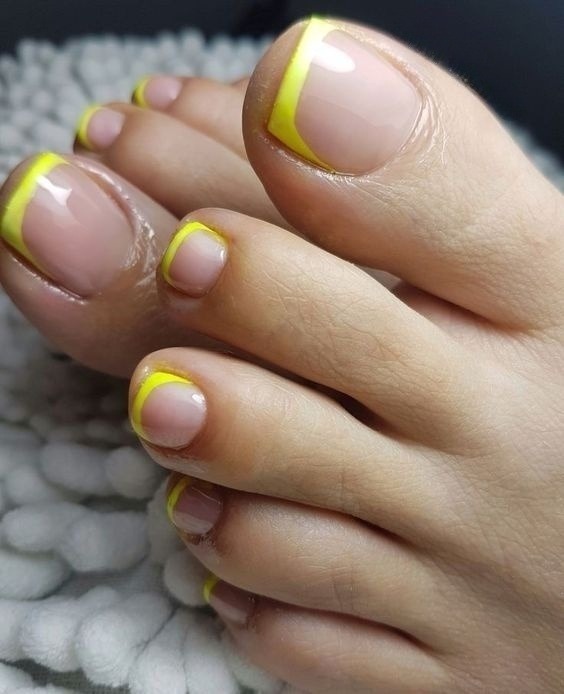 Ногти на ногах френч желтый с нюдом
