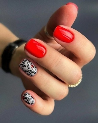 Короткие красные ногти со стильным дизайном