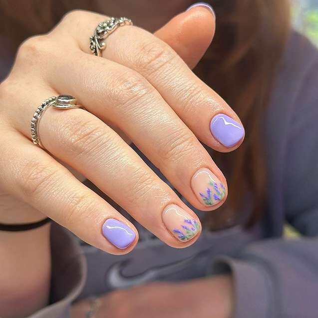 Красиві нігті лавандового кольору з квітковим малюнком
