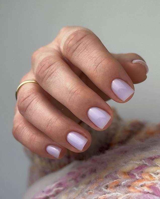 Короткі нігті пастельного лавандового відтінку