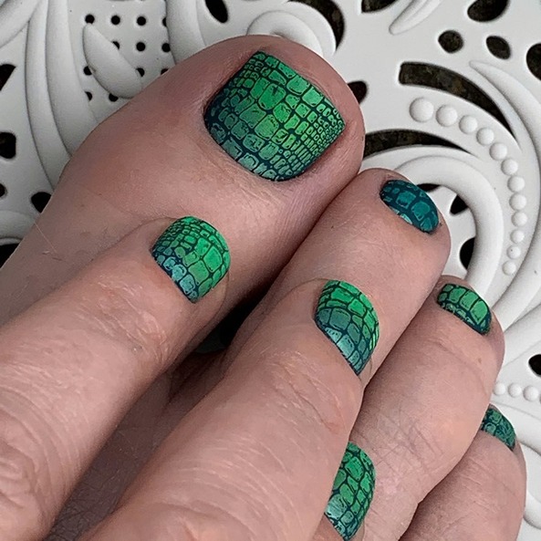 Модний тваринний дизайн на нігтях ніг