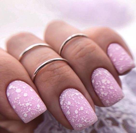 Матовый розовый маникюр на короткие ногти