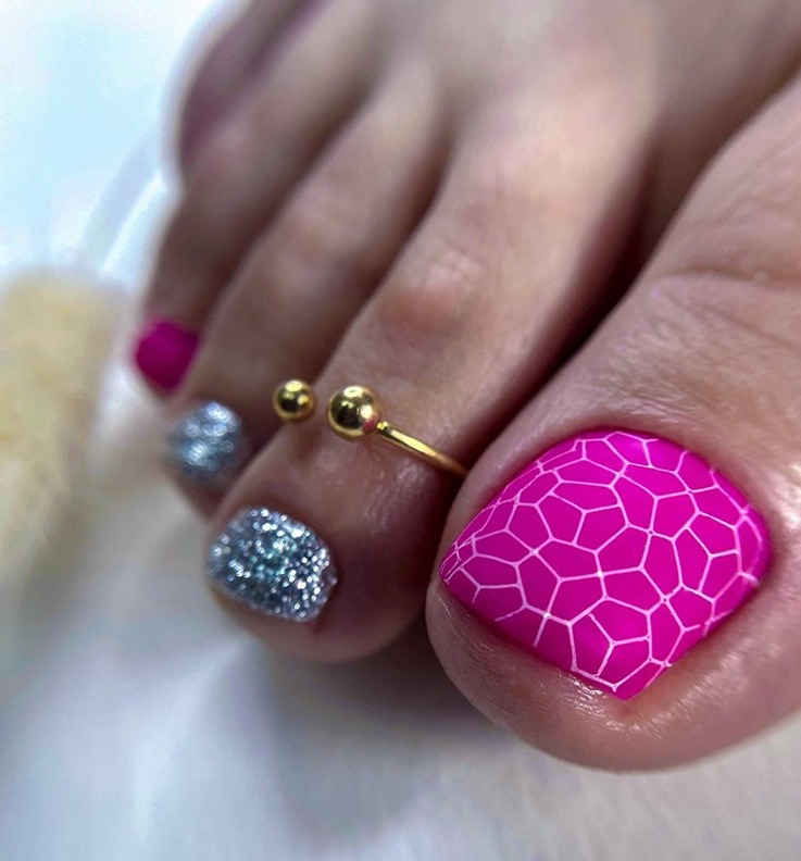 Розовые ногти с блестками на ногах с матовым топом