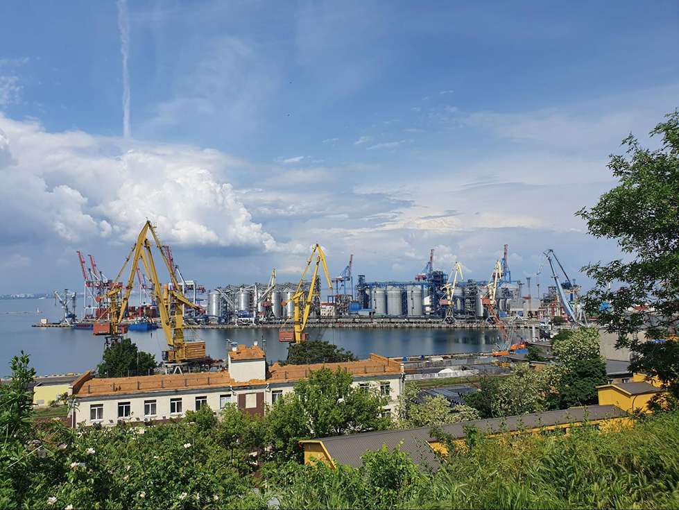 Вид на одеський порт з Карантинної стіни у парку Шевченка – найкрасивіші місця Одеси
