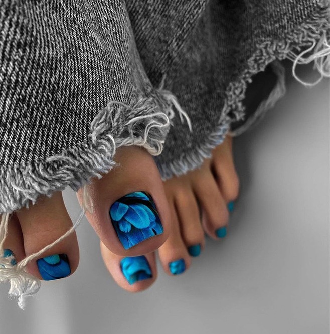 Черно синий дизайн пальцев ног на лето