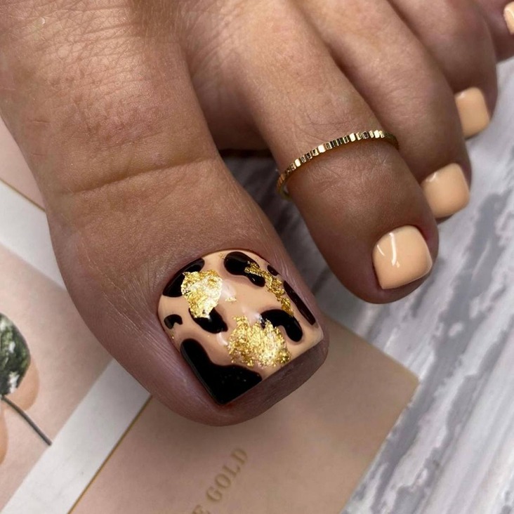 Персиковый дизайн ногтей с золотой фольгой