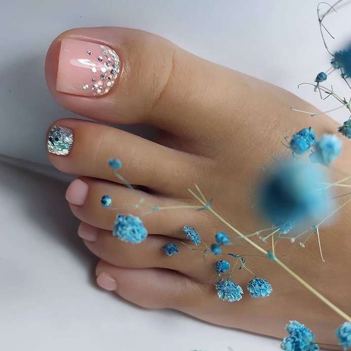 Нюдові нігті на ногах з каміфубуки