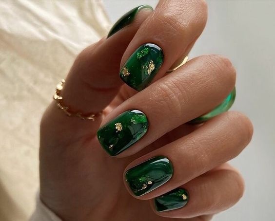 Ефектний зелений дизайн на короткі нігті із золотою фольгою