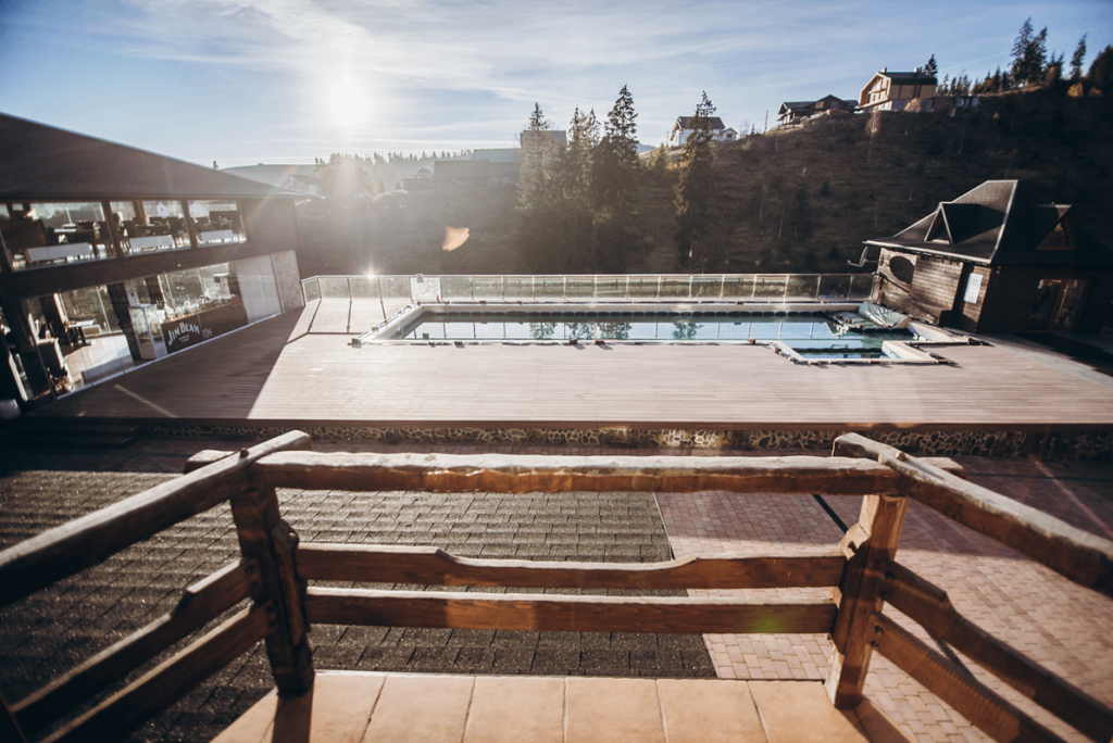 Відпочинок в Карпатах з басейном: кращі готелі Карпат влітку