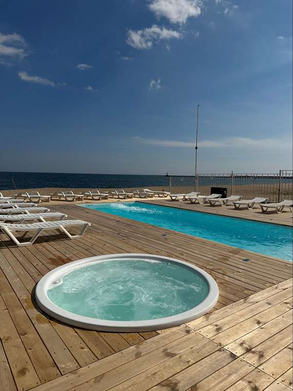 Одеса пляж з басейном – готель «Посейдон» у Чорноморську