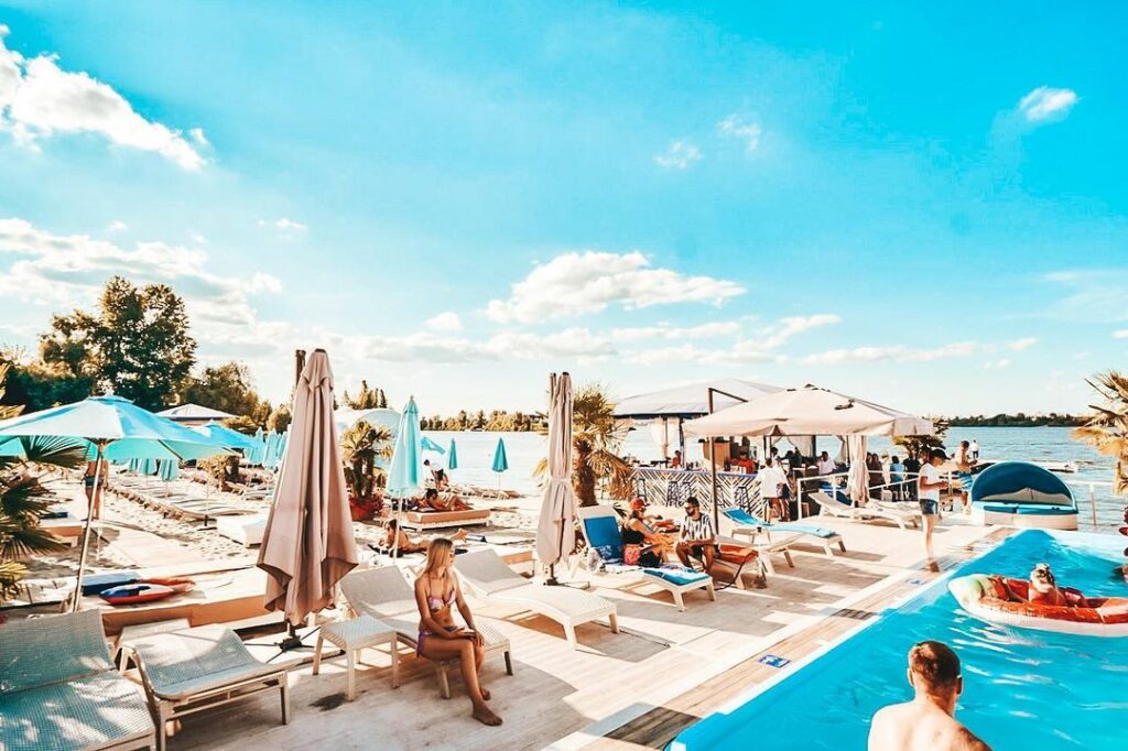 Відпочити влітку з відкритим басейном, Київ