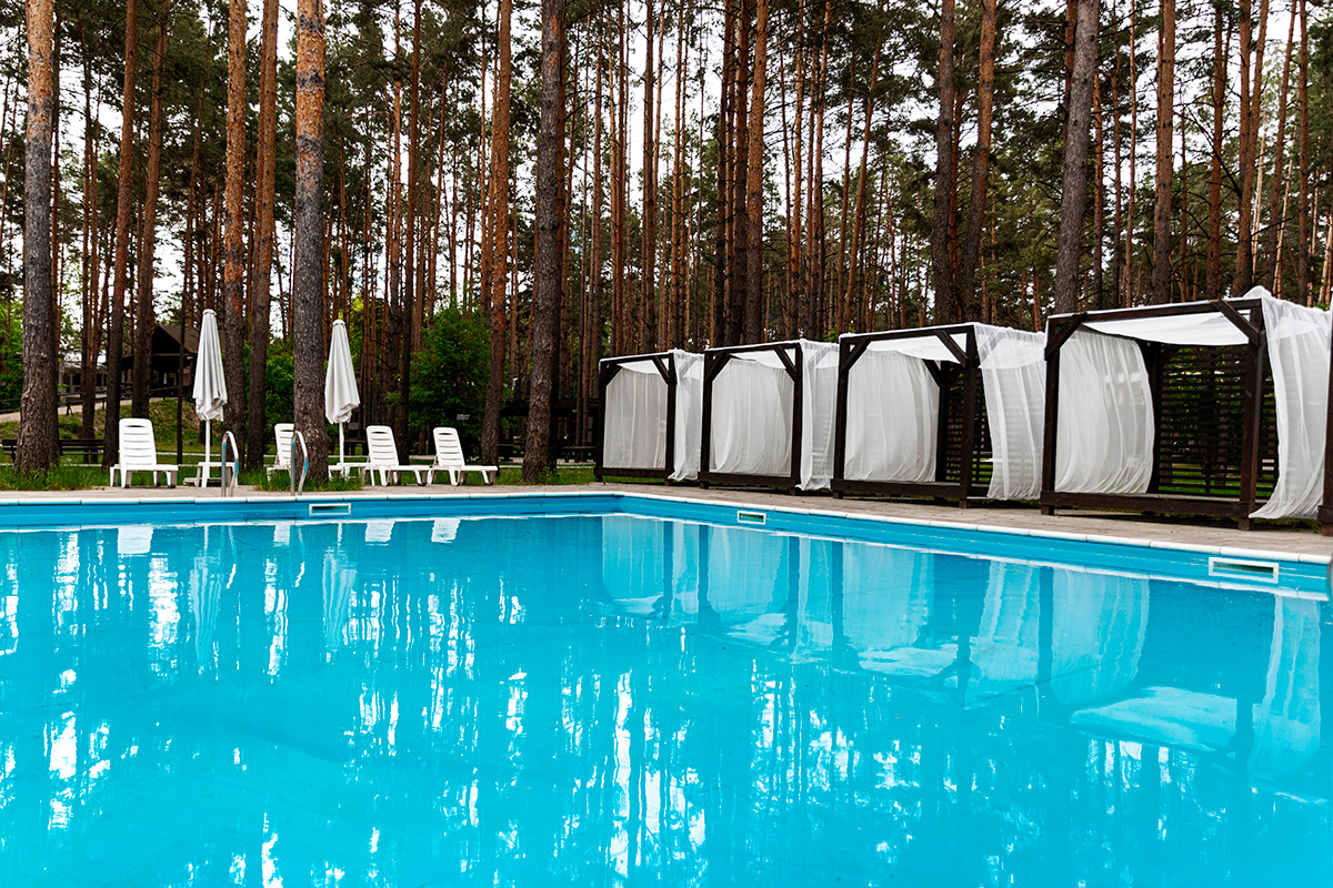 Комплекс под Киевом с бассейном «Sosnovel» место для отдыха у бассейна