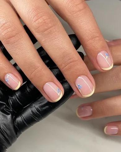 Французький манікюр у відтінку вершкове масло з квітковим акцентом
