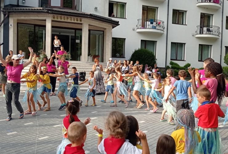 Танцы в детском лагере «Sandy Kids Сamp» в Солотвино и Татарове