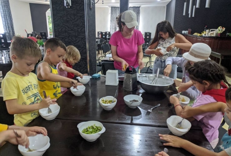 Кулінарний урок у дитячому таборі «Sandy Kids Сamp» у Солотвино та Татарові