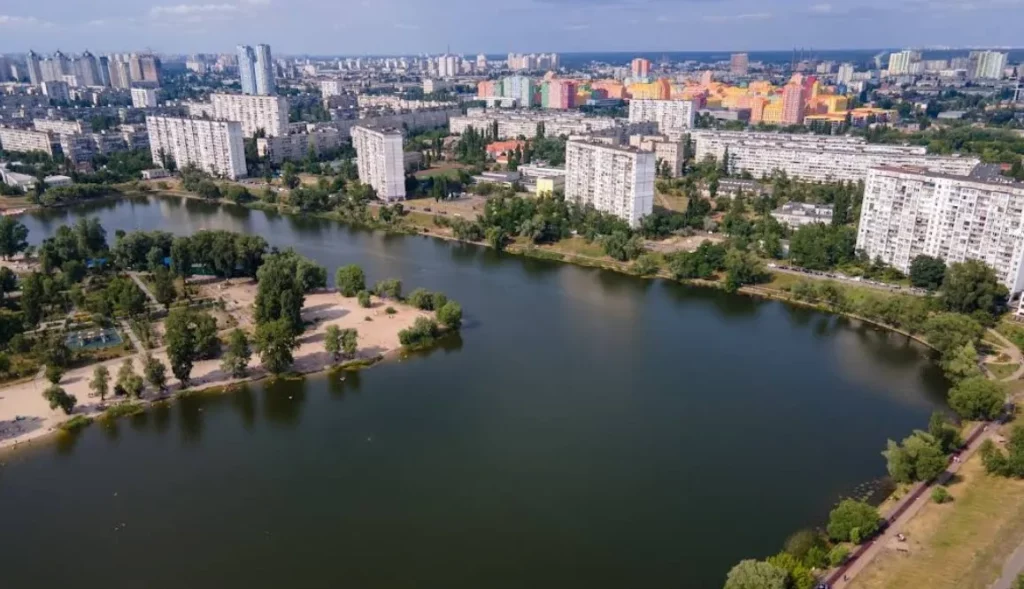 Пляж, где в Киеве можно покупаться в озере столицы – Тельбин на Березняках