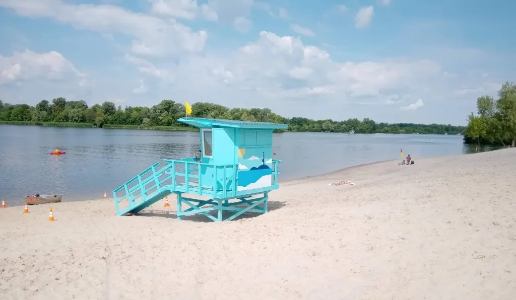 Пляж на Троещине на Десенке