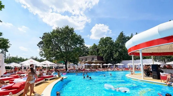 Відпочинок біля басейну Koncha Zaspa Park & Resort