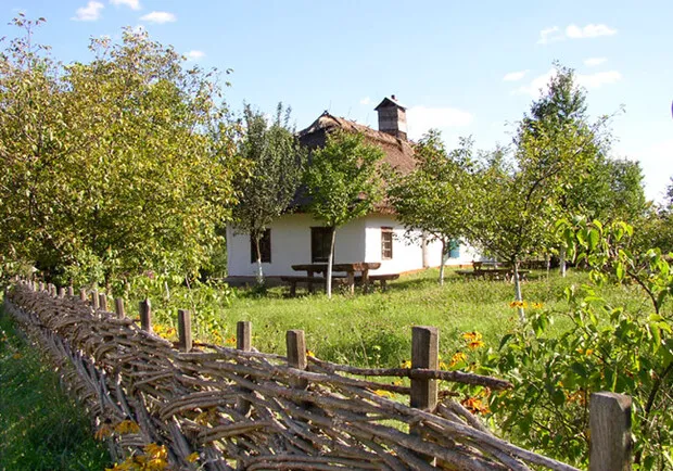 Поїхати відпочивати у етнокомплекс Пирогово з українськими хатинками у Києві з родиною