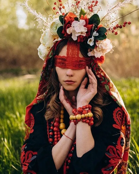 Гарний образ для Хелловіна: конотопська відьма в чорно-червоній гамі