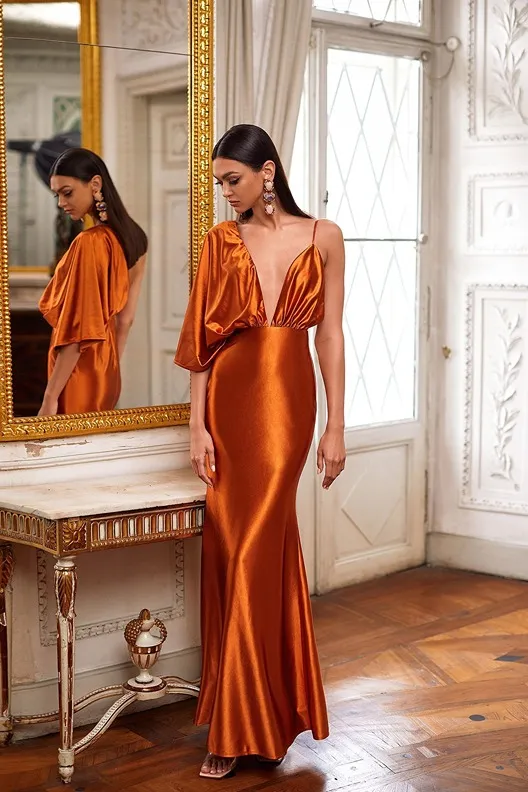 Надеть классическое оранжевое платье на Новый 2026 год
