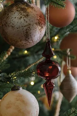 Украшения на елку в трендовом бронзовом цвете