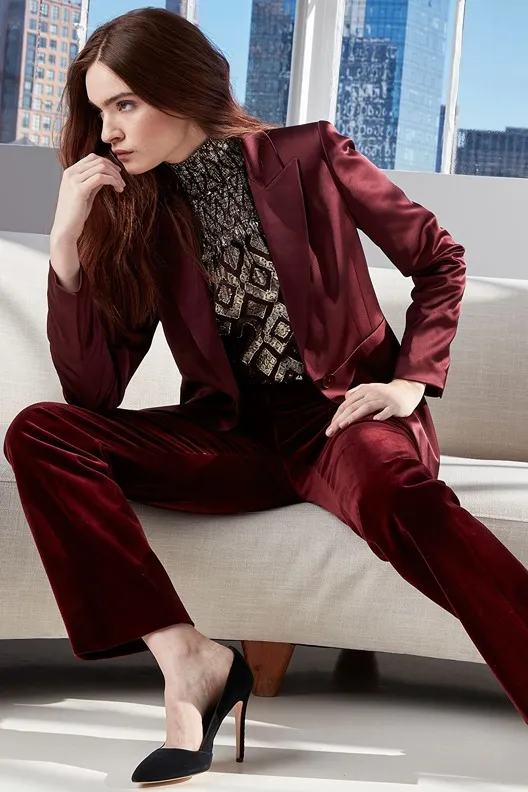 Встречаем год Лошади в бордовом костюме