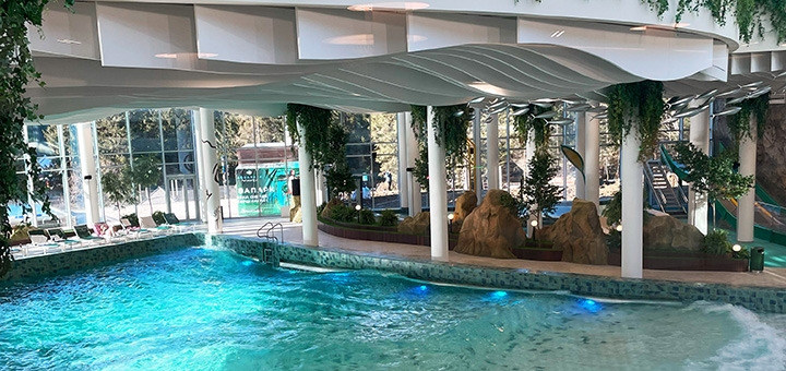 Критий басейн у дитячому таборі Joy camp в Карпатах