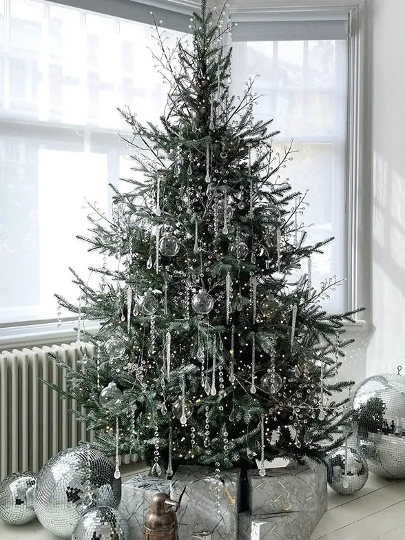 Стеклянная елка на Новый год