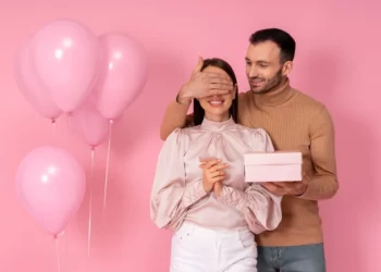 Що подарувати дівчині на 14 лютого: ідеї для романтиків