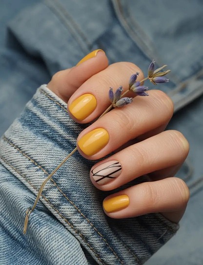 Приглушенный желтый маникюр на коротких ногтях с геометрией