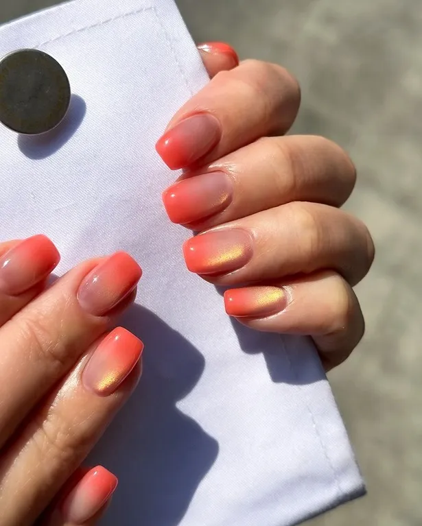 Летний дизайн ногтей желейный с градиентом и золотистым отливом